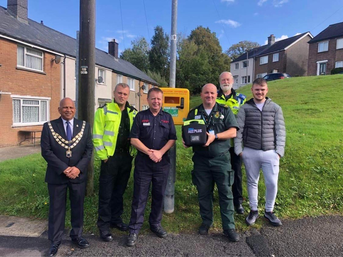Our Home Safety Support Worker Paul has been fundraising to install more defibrillators in #Dolgellau – so far he has raised over £4000. This week Save a Life Cymru launched a new campaign to increase cardiac arrest survival rates across Wales: collaborative.nhs.wales/networks/wales…