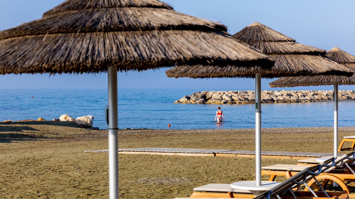 Cyprus is the ideal destination for an October getaway! The weather is still very mild and the water temperature is around 23 degrees. In other words, it’s just a great time for swimming and spending beautiful days on the beach. goldenbay.com.cy #goldenbaybeachhotel