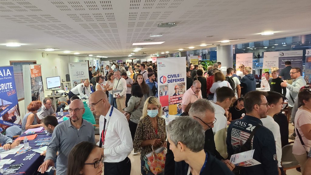 🇫🇷@pole_emploi dans le #Var :
Le #ToulonDéfenseEvent une franche réussite !
👉 avec déjà plus de #1200visiteurs à 10h30
👉 de nombreux entretiens en cours
👉pour les plus de #4000postes
à pourvoir dans La Défense &amp; Sécurité Publique sur des 100aines de métiers civils &amp; militaires
