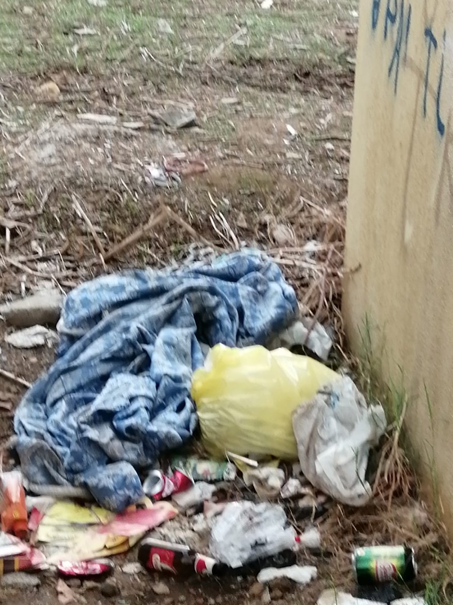 mgarmu1905's tweet photo. @LipasamSevilla y @Ayto_Sevilla no tenéis vergüenza, años pidiendo la limpieza del barrio y hoy que viene @CSurNoticias hacéis zafarrancho. Vergüenza os debería dar https://t.co/SmdKK2aoOe