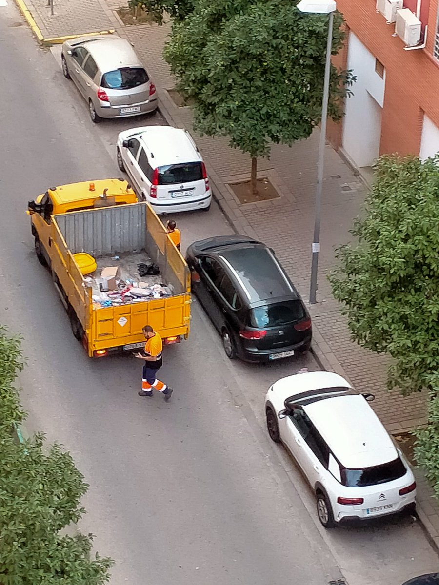 mgarmu1905's tweet photo. @LipasamSevilla y @Ayto_Sevilla no tenéis vergüenza, años pidiendo la limpieza del barrio y hoy que viene @CSurNoticias hacéis zafarrancho. Vergüenza os debería dar https://t.co/SmdKK2aoOe