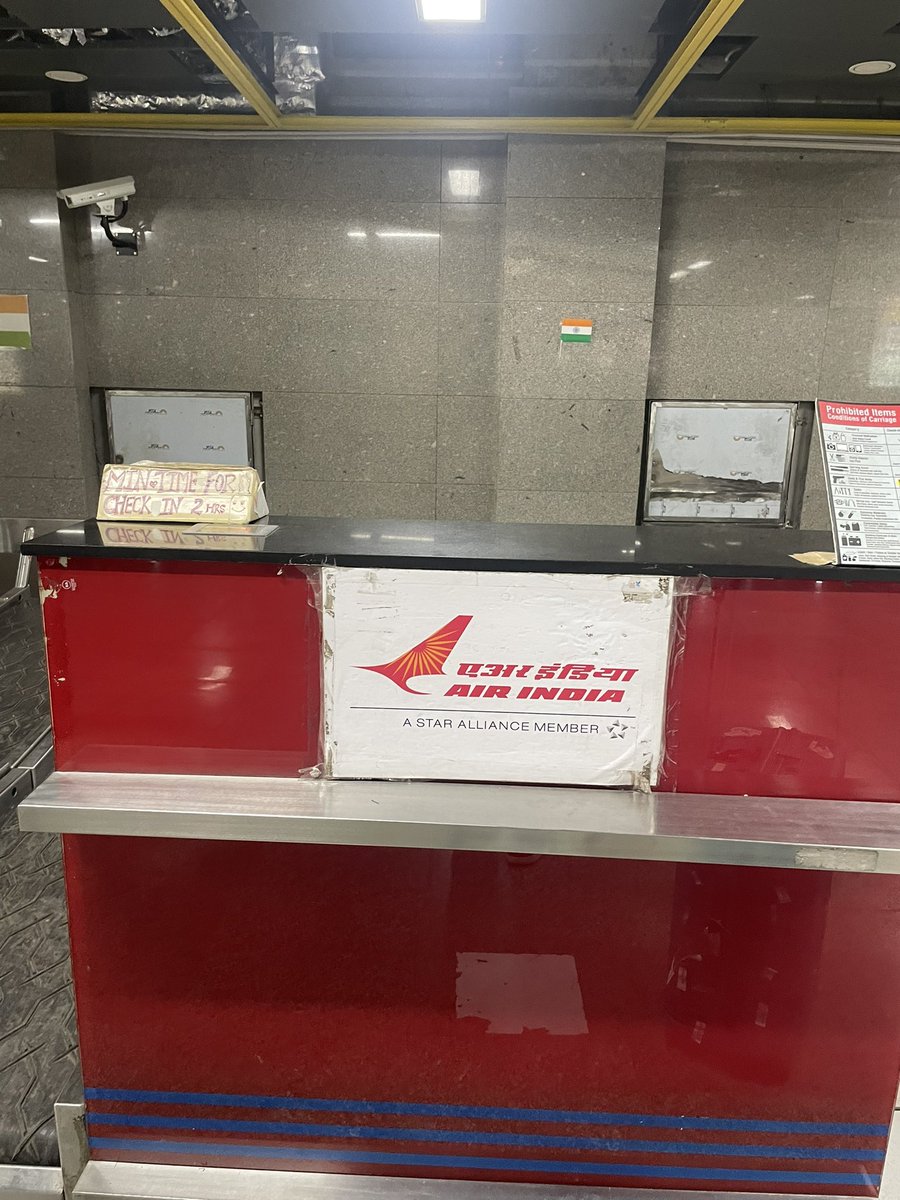 The check in counter of @airindiain at  Shivaji Stadium Metro station. Unmanned leaving passengers stranded. <a href="/delhimetroapp/">Delhi Metro</a> 
<a href="/MoCA_GoI/">MoCA_GoI</a> 
<a href="/Delhimetro_info/">DMRC</a>