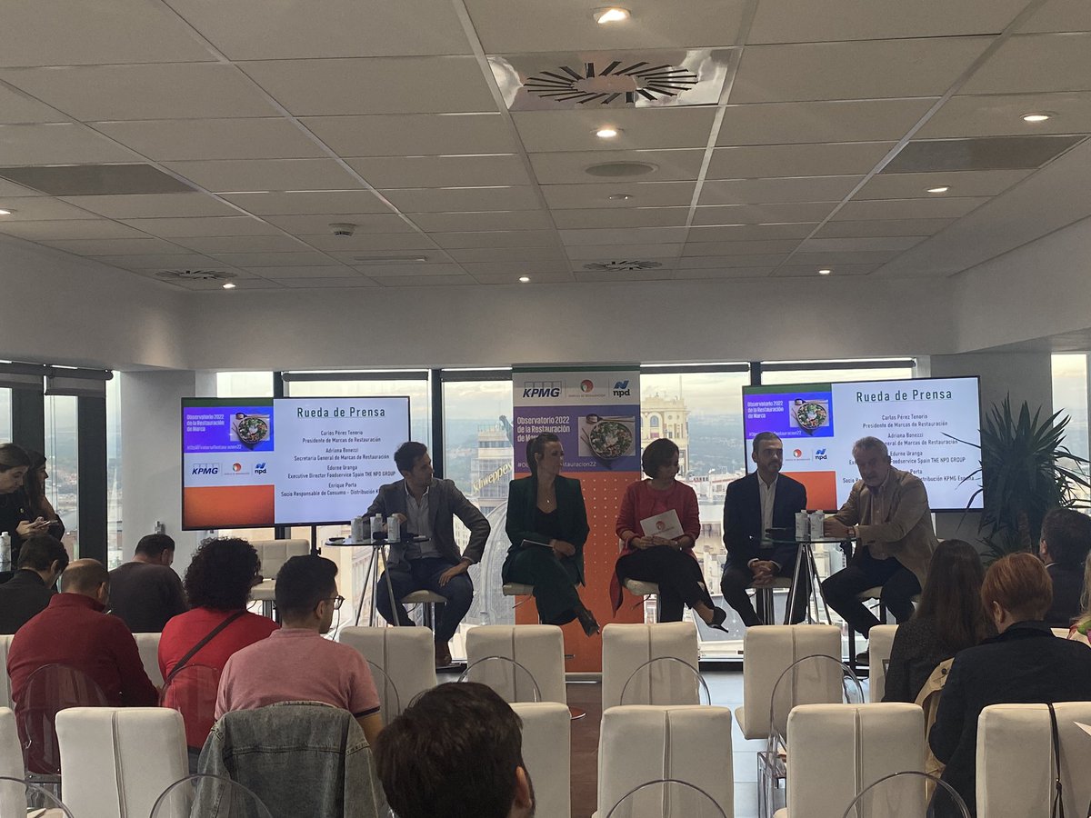 CrisRojoLu's tweet photo. #ObservatorioRestauracion22 gracias a @MdRestauracion @npdgroup @KPMG_ES Abre Alejandro Hermo
✅ Nuestras #Matcas dan #confianza al #consumidor
✅ El #Fututo está en nuestras manos con nuestra #oferta y #pasion x #cliente
✅ #foodservice aporta un valor esencial a la #economia https://t.co/LDPioh2LEj