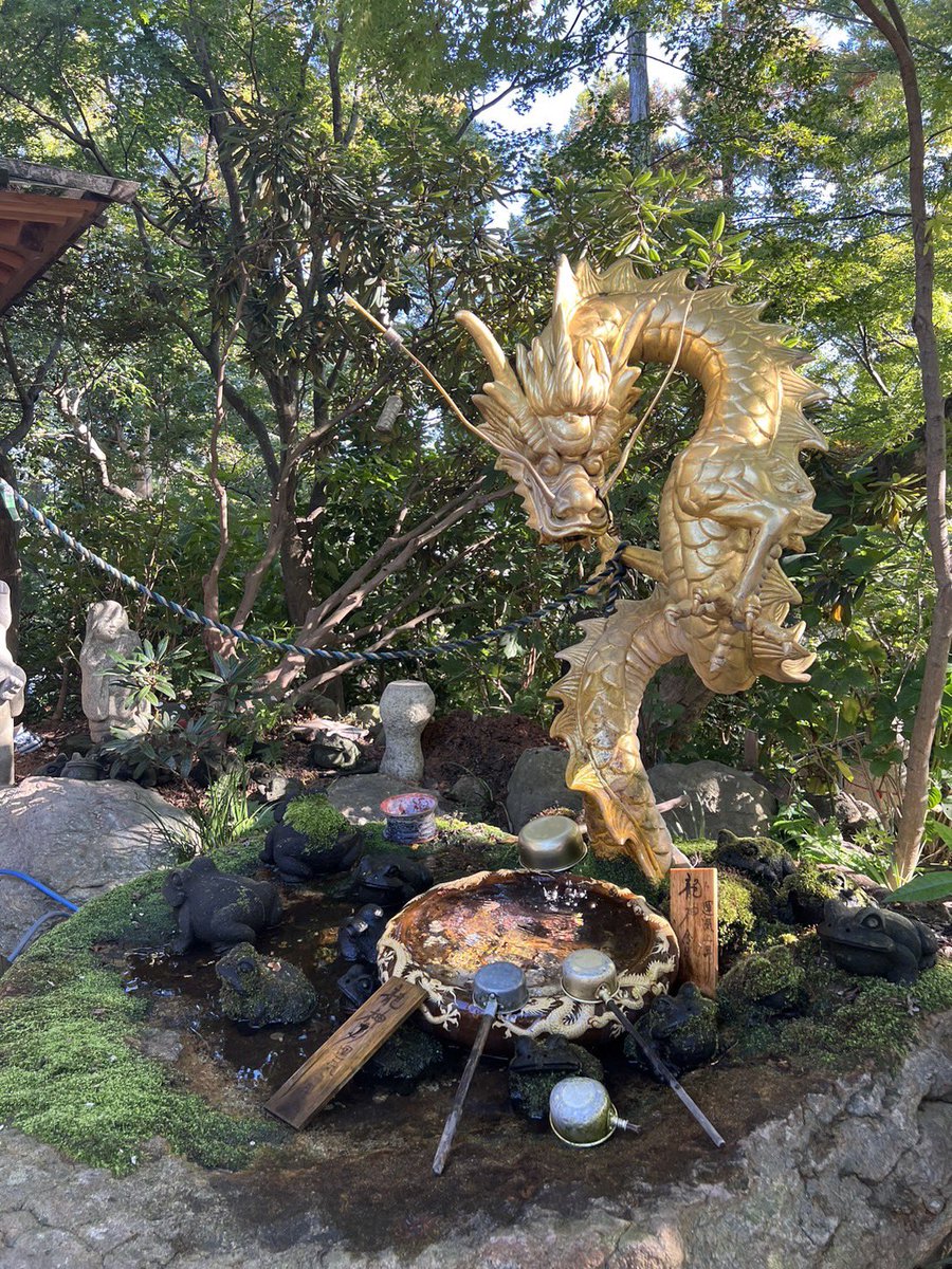 SHISHI8_8LION's tweet photo. ワオ　　　龍　　金の龍

かっこよくて　　すばらしく

そしてやっぱり　　

　　　なんか　　　　いい

#dragonstatue
#写真
#GOLD https://t.co/RyGAY0mgnO