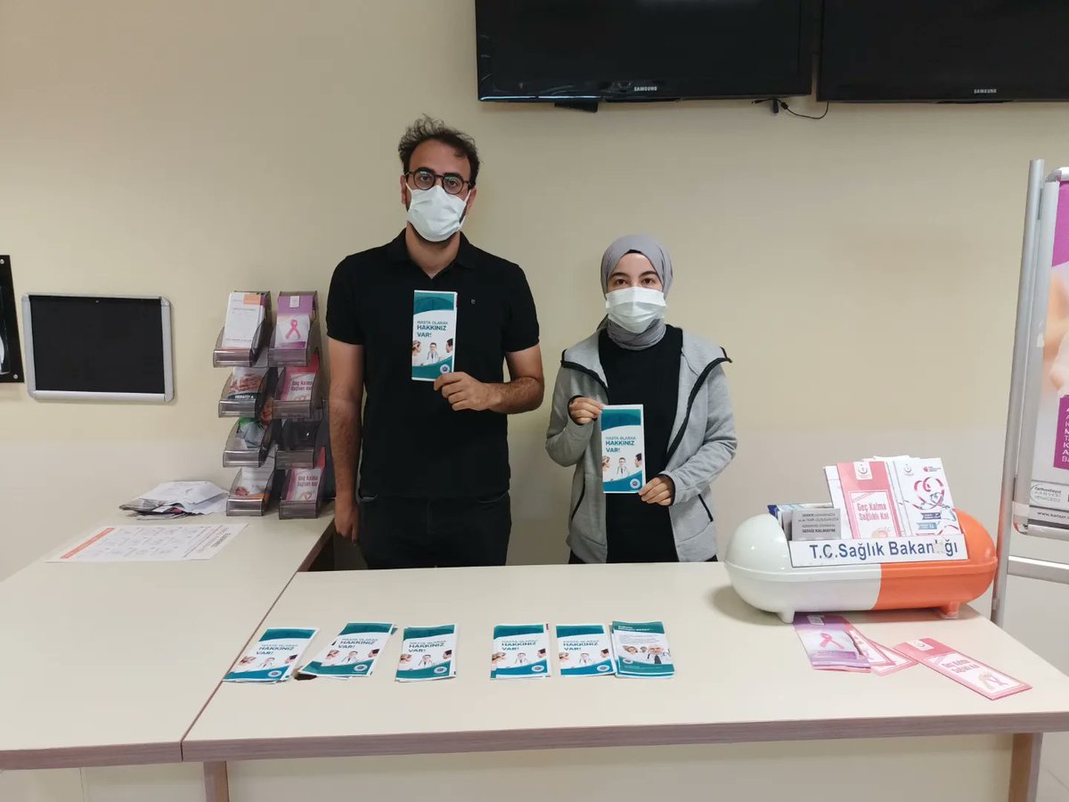 ezine_dh's tweet photo. 26 Ekim Hasta Hakları günü dolayısıyla Hastanemiz poliklinik katına stand kurularak Hasta Hakları Birim Sorumluları tarafından  hasta ve hasta yakınlarına bilgilendirilmeler yapıldı. Yatan hasta servisleri ziyaret edilerek broşür dağıtımı yapıldı. https://t.co/kOsOSWzBcO
