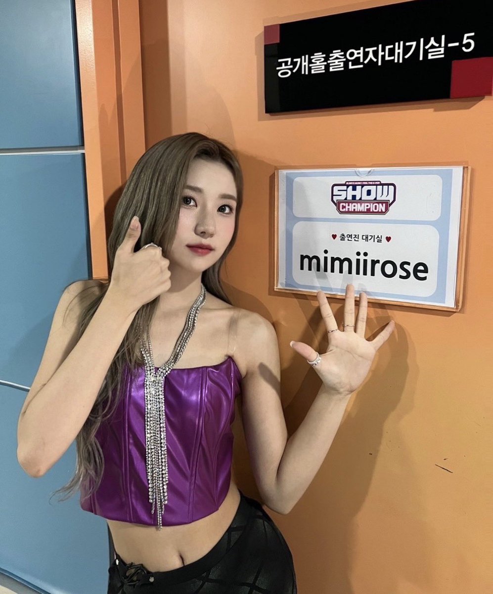 mimiirose_offcl's tweet photo. [📸] 미미로즈 퍼플람쥐🐿가 알려주는 오늘의 쇼챔❤️

우리 #MBCM #쇼챔피언 에서 만나요💗

미미로즈의 #KillMeMore 오늘도 본방사수 〰 💕

#mimiirose #미미로즈 #KillMeMore
#YESIMENTERTAINMENT https://t.co/ZcJrv23JhA