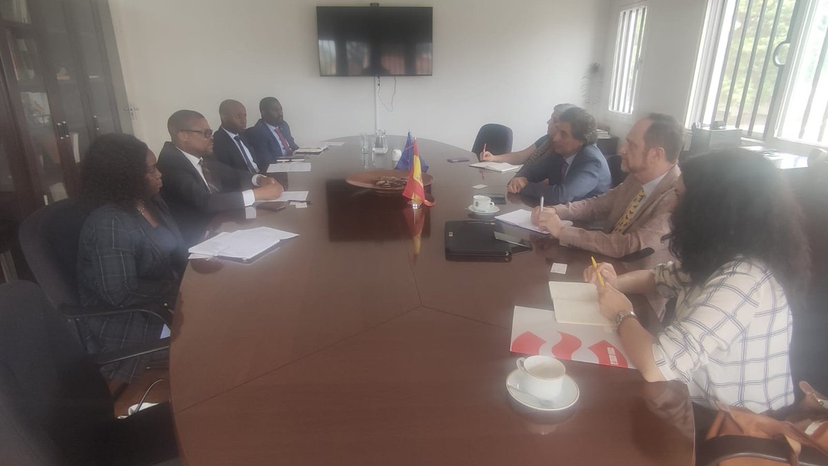 EmbEspMaputo's tweet photo. O Embaixador de 🇪🇸 @OzerecO reuniu-se com o Director do Instituto do Patrocínio e Assistência Jurídica de🇲🇿, Sr. Justino Tonela. Com o #IPAJ mantemos una estreita relação de cooperação que pretendemos desenvolver no futuro.
@MAECgob @AECID_es @Casaafrica https://t.co/4rrnHsMF2o