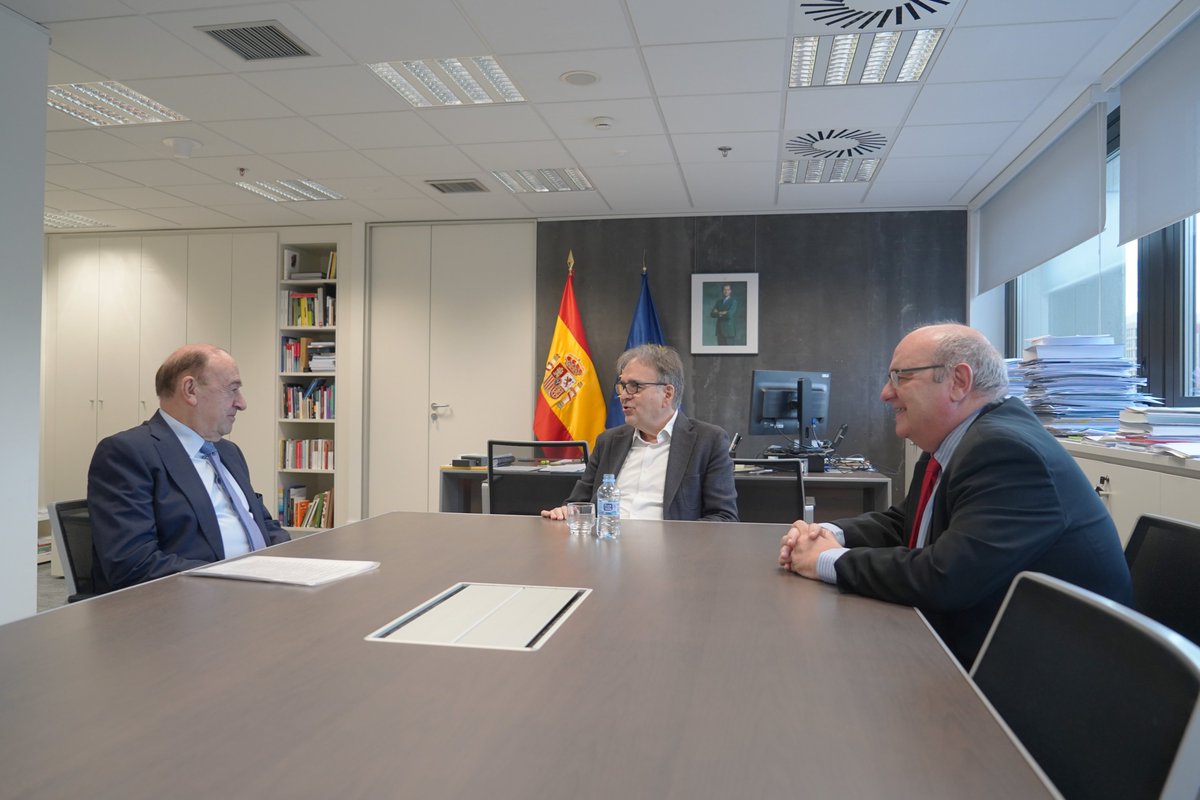 UniversidadGob's tweet photo. 📸 Reunión del ministro de @UniversidadGob, @subirats9, y el secretario general de Universidades, José Manuel Pingarrón, con Julio Lage, presidente de la Comisión de Transferencia y Relaciones con la Sociedad de la @conferenciacs, en el Ministerio de Universidades. https://t.co/nDLB4QHzZO