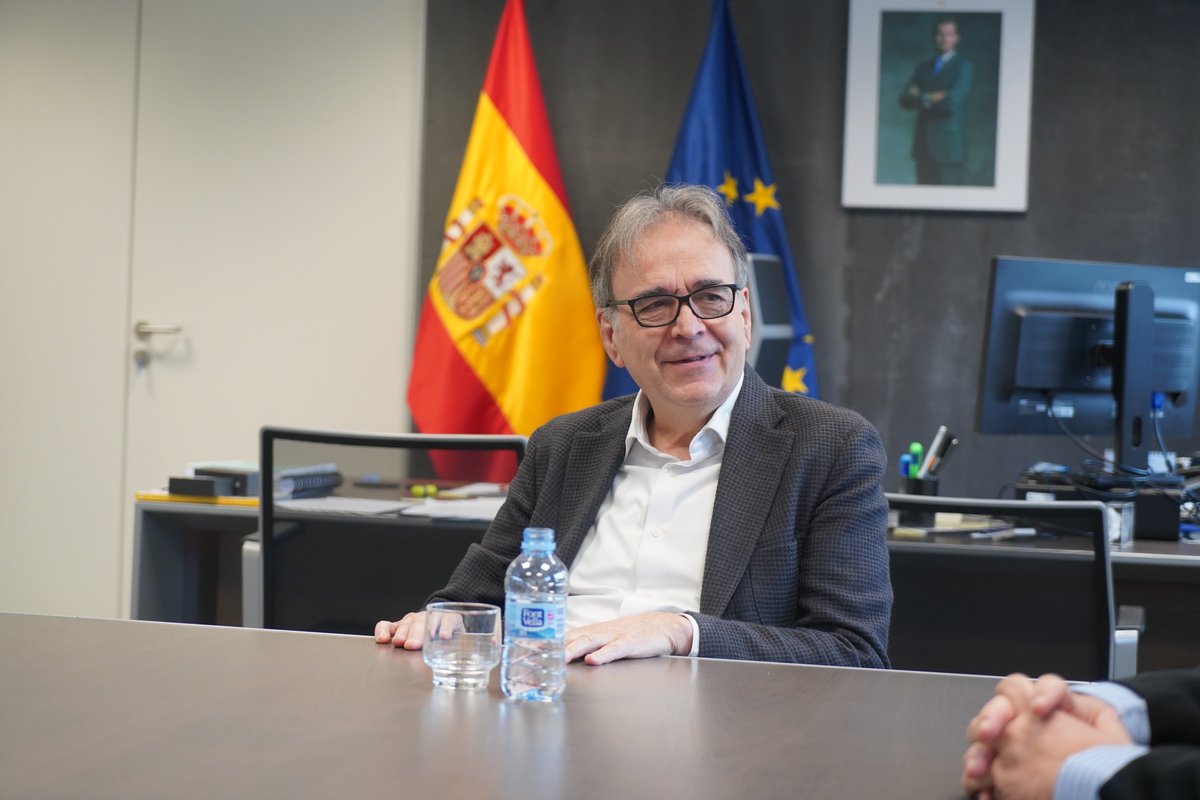 UniversidadGob's tweet photo. 📸 Reunión del ministro de @UniversidadGob, @subirats9, y el secretario general de Universidades, José Manuel Pingarrón, con Julio Lage, presidente de la Comisión de Transferencia y Relaciones con la Sociedad de la @conferenciacs, en el Ministerio de Universidades. https://t.co/nDLB4QHzZO