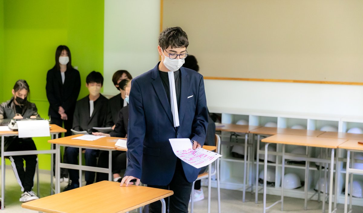 lfitokyo's tweet photo. LE #PROCESHAUCHECORNE
Les 4D du #LFITokyo ont présenté à la #courdeNormandie, le procès #Hauchecorne devant le #tribunal de #MAUPASSANT.
Hauchecorne, #paysan simple et naïf, est accusé d'avoir volé un portefeuille.
Il clame son innocence dans le #village de #Goderville.
1/3 https://t.co/kaGRYU5ID4