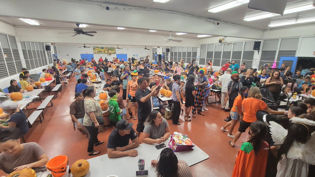 julia_west22's tweet photo. Amazing turnout for our SCC Meeting and Ohana Pumpkin carving night and costume contest! #pauoaschool https://t.co/fVxSRFpPfn