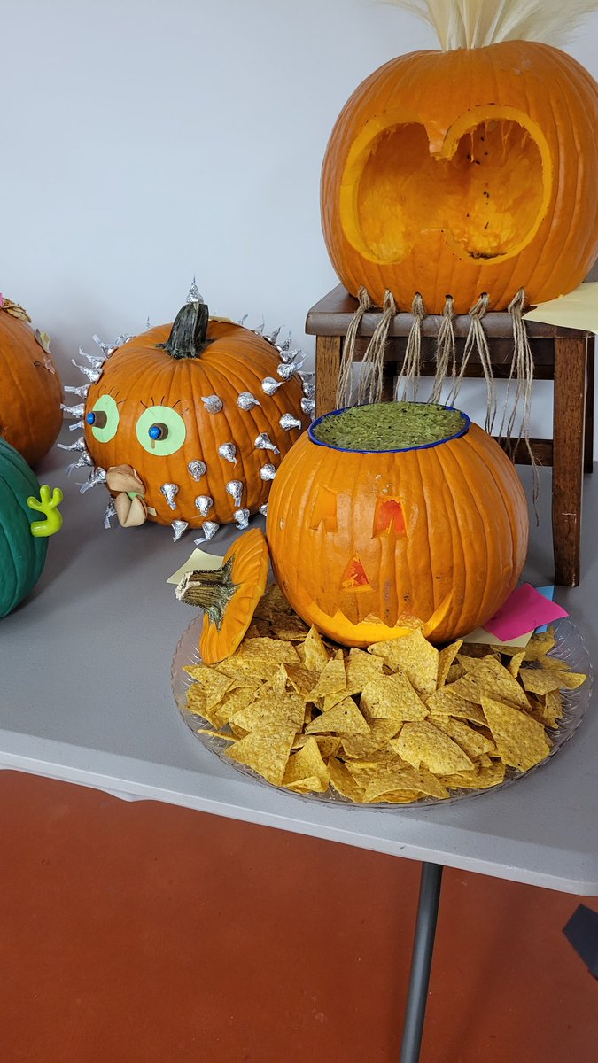 julia_west22's tweet photo. Amazing turnout for our SCC Meeting and Ohana Pumpkin carving night and costume contest! #pauoaschool https://t.co/fVxSRFpPfn