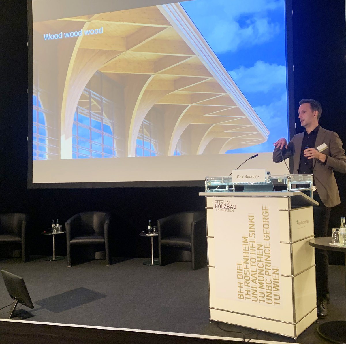 Erik Roerdink, De Zwarte Hond partner &amp; architect, emphasizes at #ForumHolzbau on 20 October that circularity is not only about reusing materials but should also deal with the question how to make buildings adaptable so they can be used flexible in the long term.
#holzbaukongress