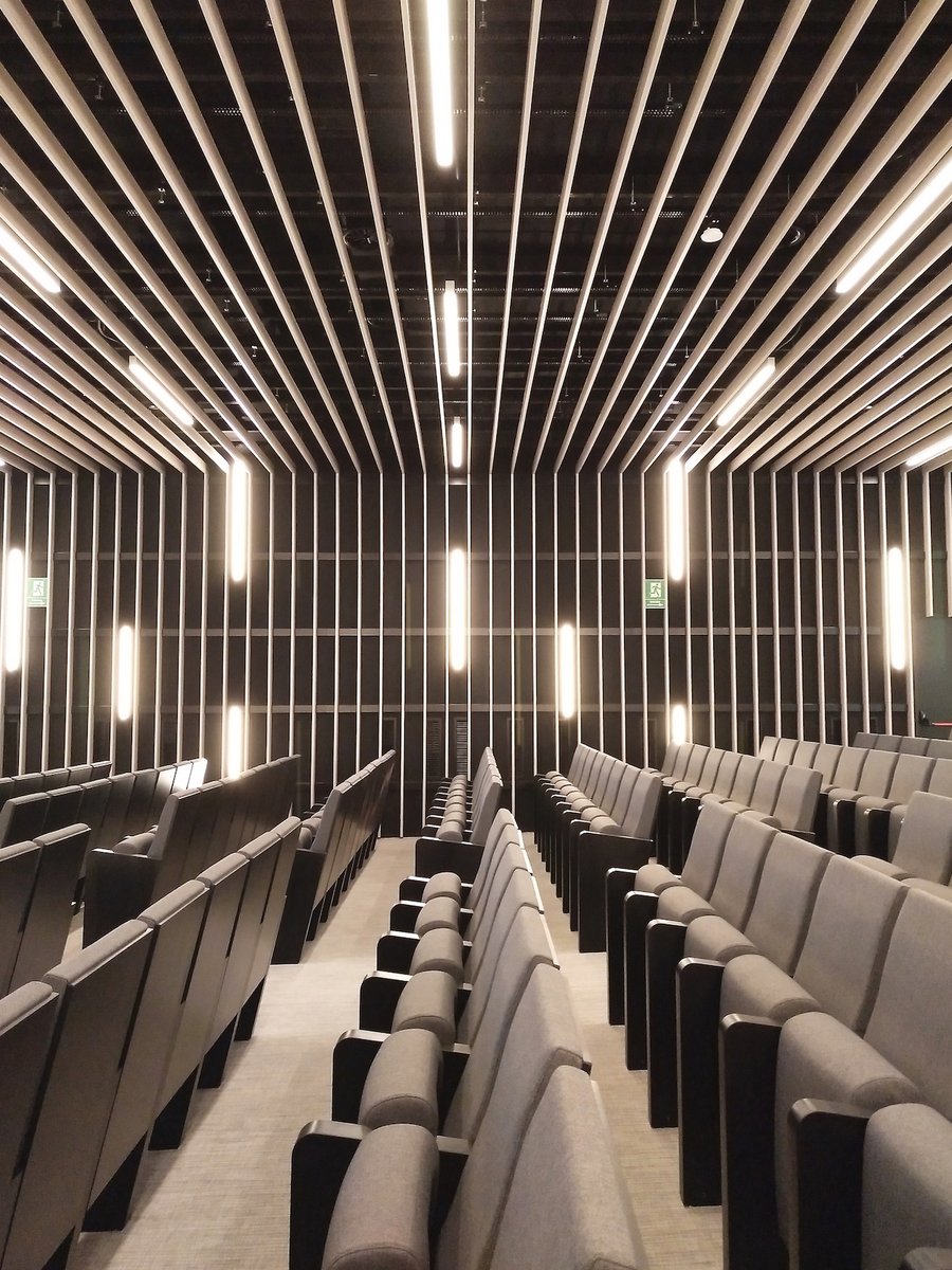 ArquitectosCTAC's tweet photo. #ARq_CS 📍 Salón de actos para la Caixa Rural de Nules 📐 Másquetres Arquitectos SLP proponen la colocación de unas lamas de madera que discurren por las paredes y el techo creando una envolvente única que proporciona calidez y entidad al espacio. https://t.co/KPbrAJkz3z