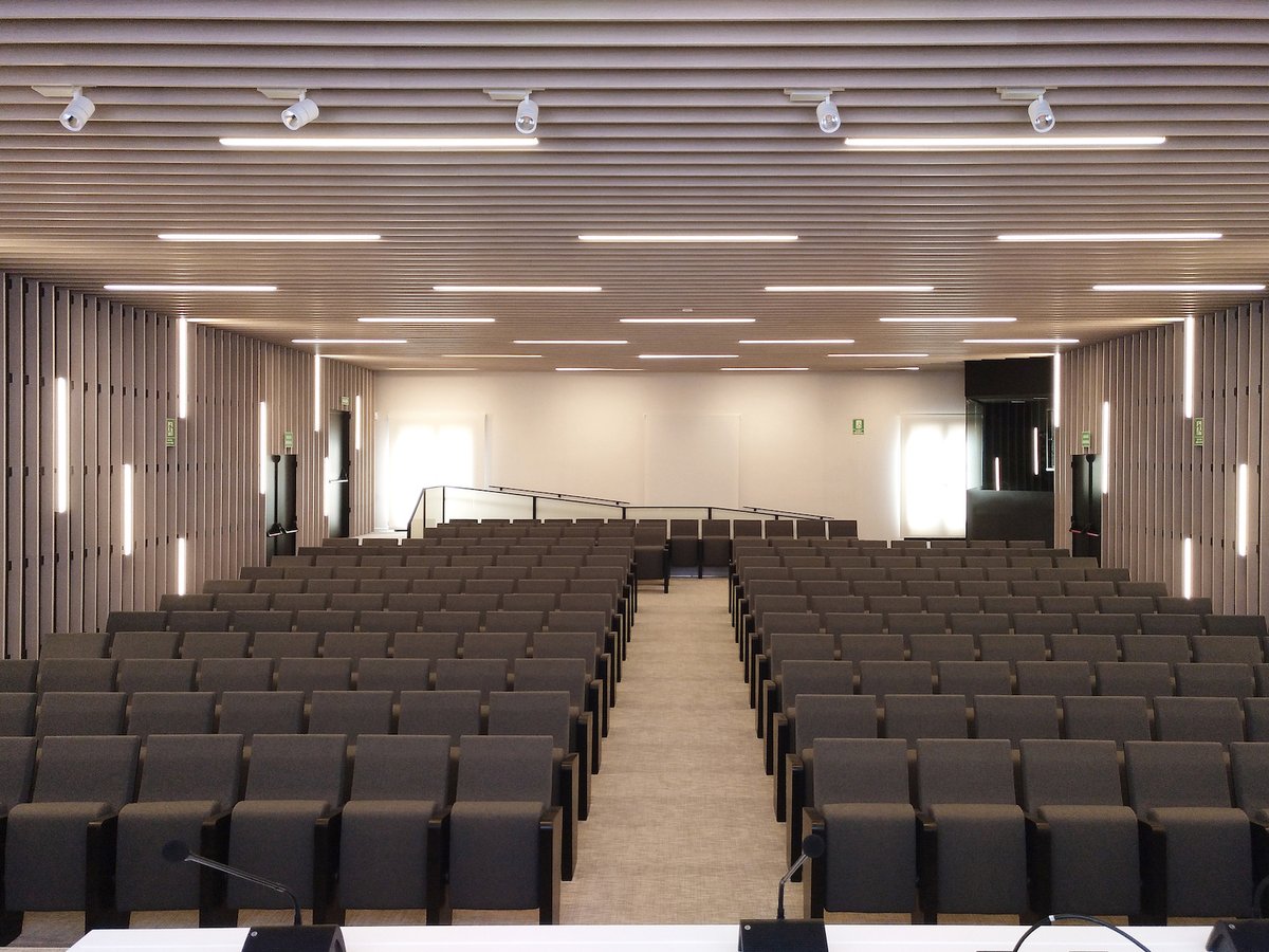 ArquitectosCTAC's tweet photo. #ARq_CS 📍 Salón de actos para la Caixa Rural de Nules 📐 Másquetres Arquitectos SLP proponen la colocación de unas lamas de madera que discurren por las paredes y el techo creando una envolvente única que proporciona calidez y entidad al espacio. https://t.co/KPbrAJkz3z