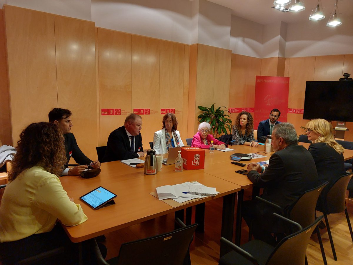 ana_prieto_n's tweet photo. Reunión con la Plataforma para la Prevención de las Fracturas por Osteoporosis, PFO, para conocer su primer informe “Fracturas por la fragilidad Reto político, social y sanitario para un envejecimiento saludable”

En la sala Martínez Noval del @Congreso_Es con @rafajosevelez https://t.co/9hMSrdVd4K