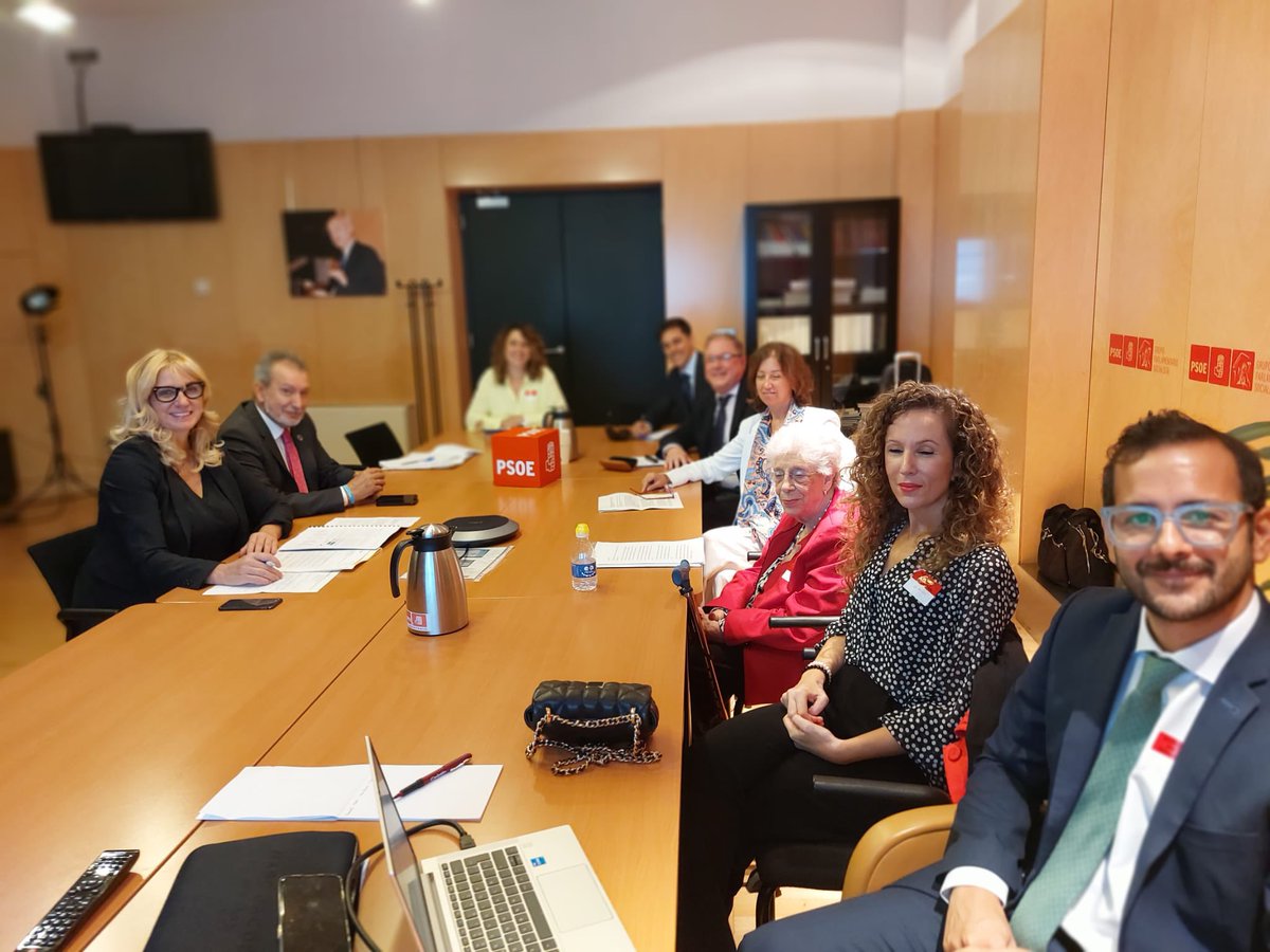 ana_prieto_n's tweet photo. Reunión con la Plataforma para la Prevención de las Fracturas por Osteoporosis, PFO, para conocer su primer informe “Fracturas por la fragilidad Reto político, social y sanitario para un envejecimiento saludable”

En la sala Martínez Noval del @Congreso_Es con @rafajosevelez https://t.co/9hMSrdVd4K