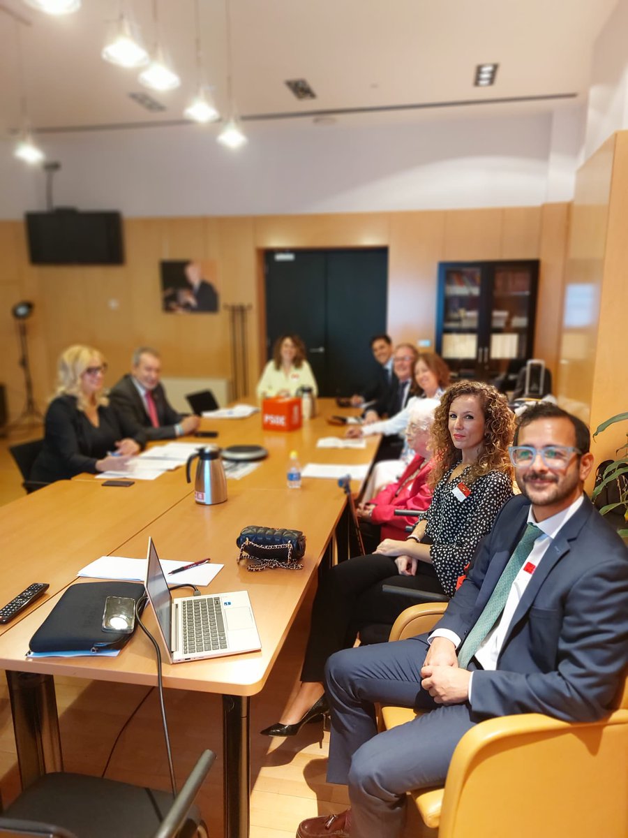 ana_prieto_n's tweet photo. Reunión con la Plataforma para la Prevención de las Fracturas por Osteoporosis, PFO, para conocer su primer informe “Fracturas por la fragilidad Reto político, social y sanitario para un envejecimiento saludable”

En la sala Martínez Noval del @Congreso_Es con @rafajosevelez https://t.co/9hMSrdVd4K