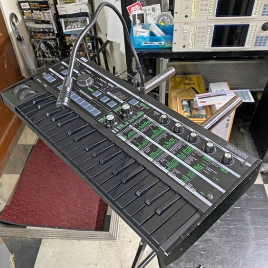 digimartnet's tweet photo. 10周年記念、限定生産のブラックカラーモデル!ミニ37鍵、ボコーダ機能を搭載したコンパクトな8ボイス・アナログモデリングシンセサイザー。
KORG microKORG BKBK at #ECHIGOYAMUSIC on #digimartnet
https://t.co/lzlYOzTUwK
#synthesizers #キーボード #シンセサイザー #シンセ #korg https://t.co/0EGVVSwQ0r