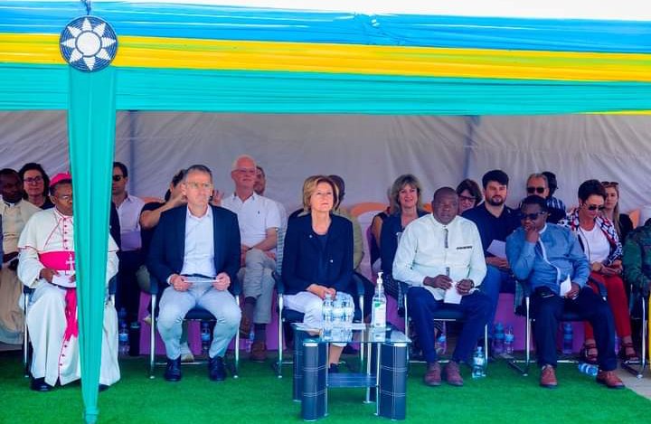 SEVOTAPeace1's tweet photo. Umuyobozi wungirije wa CHENO, Madamu Mukasarasi Godeleive yashimye Rhénanie-Palatinat ku bufatanye bwiza bwatumye hubakwa Igicumbi cy’Ubunyarwanda, avuga ko iki gicumbi kizafasha abakiri bato gukurana umutima wo kurwanya ivangura aho riva rikagera

https://t.co/THrFLHMJUV https://t.co/ydRwiONfZY