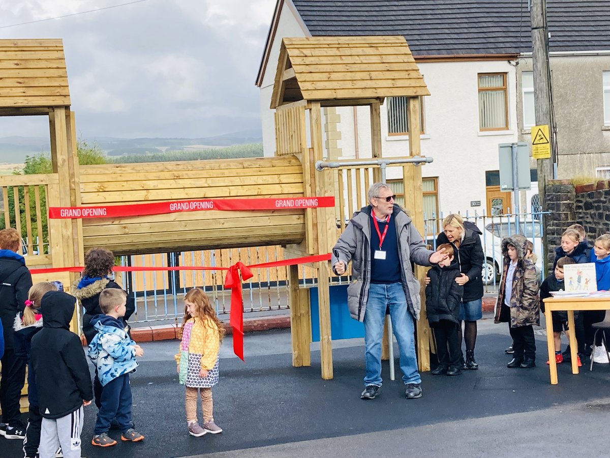 Culture_SwanUni's tweet photo. ✨ Last Thursday when @MichaelRosenYes visited Maesmarchog Primary to officially open 'the apparatus' and share stories and poems with all the children. So many young super star poets—well done, @Maesmarchog1915! 👏

More photos in the trail ⬇️

#DylanED #RhysDaviesTrust https://t.co/V1AdAdPCKN