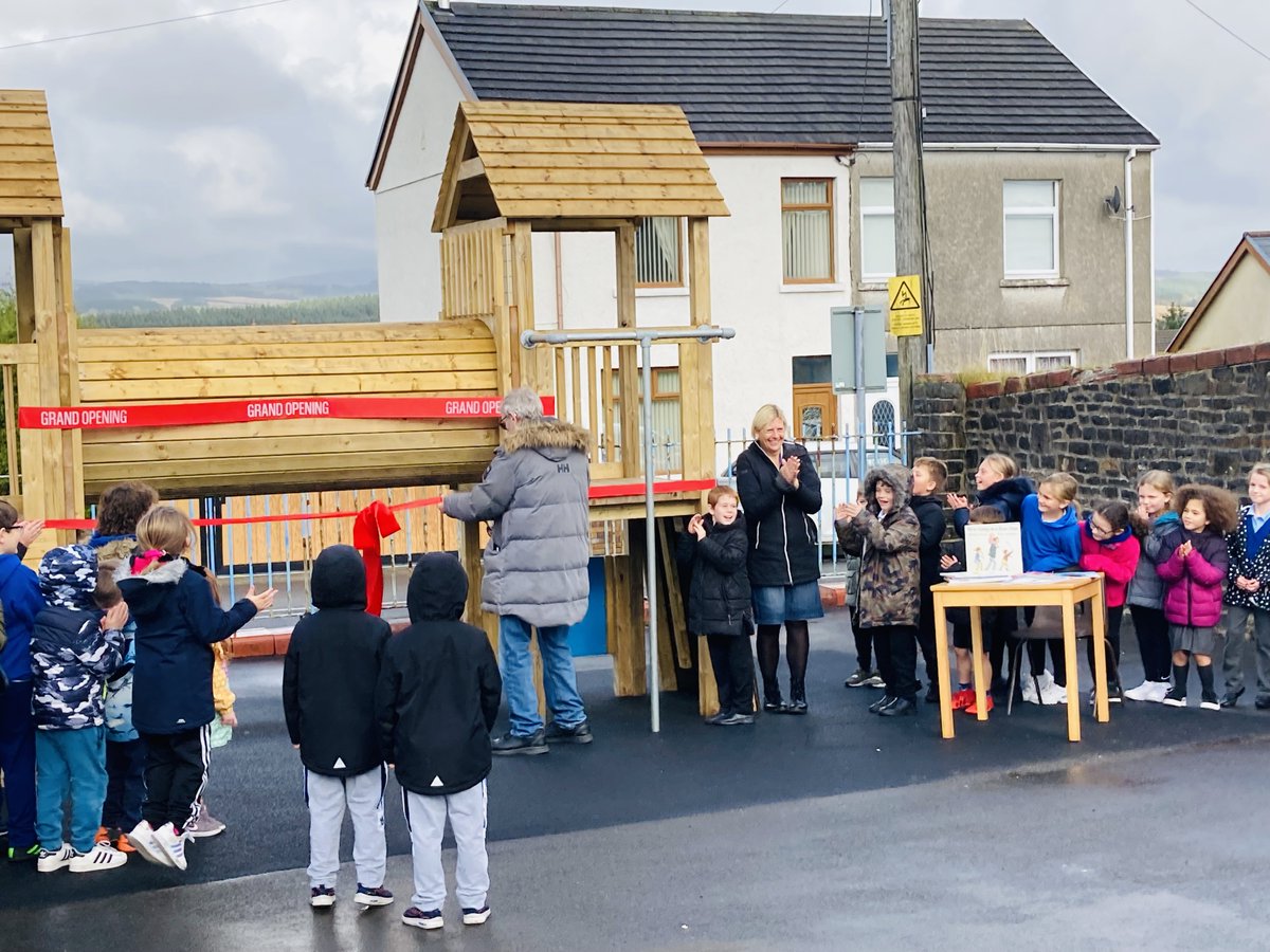 Culture_SwanUni's tweet photo. ✨ Last Thursday when @MichaelRosenYes visited Maesmarchog Primary to officially open 'the apparatus' and share stories and poems with all the children. So many young super star poets—well done, @Maesmarchog1915! 👏

More photos in the trail ⬇️

#DylanED #RhysDaviesTrust https://t.co/V1AdAdPCKN