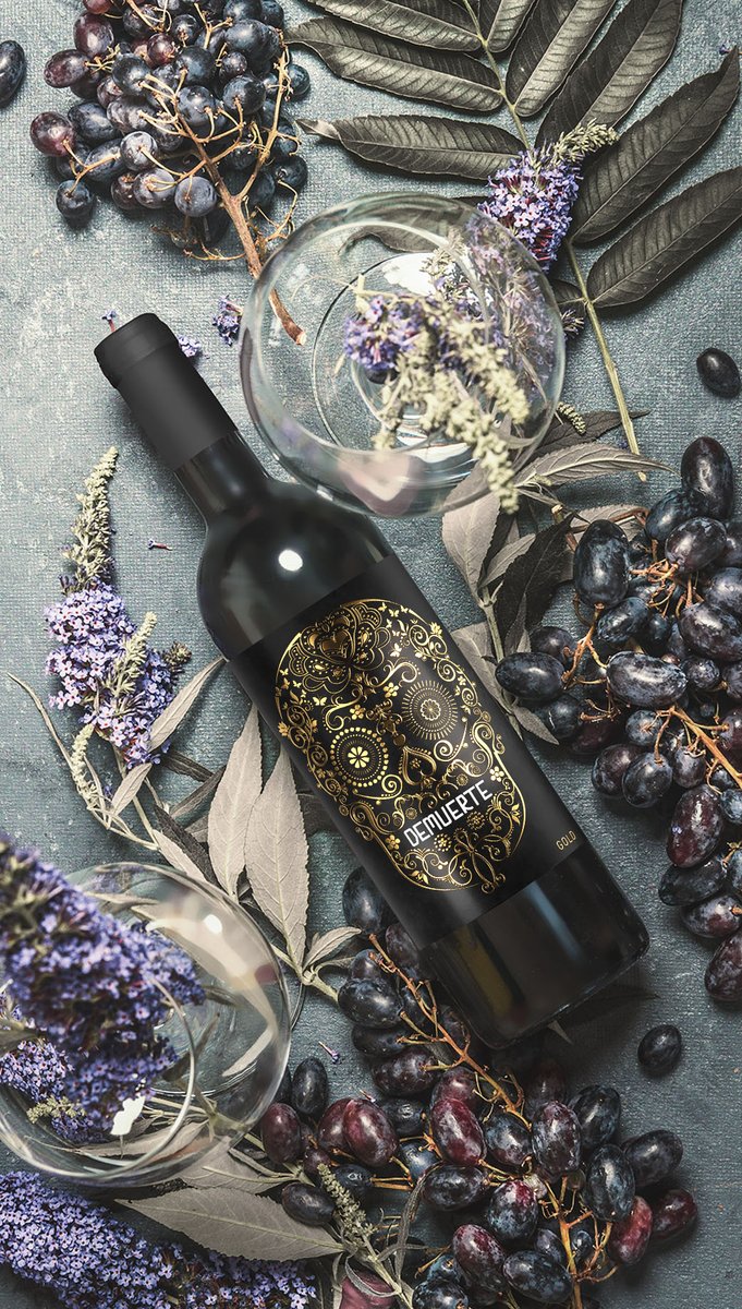 DEMUERTE GOLD, Elegant, sophisticated, Royal 👌✨
.
.
#Demuerte #yecla #monastrell #winelover #winetasting #wineinstagram #wineoclock #vinotinto #vinosespañoles #skull #coolwine #packagingdesign #elegant #royal #gold #redwine