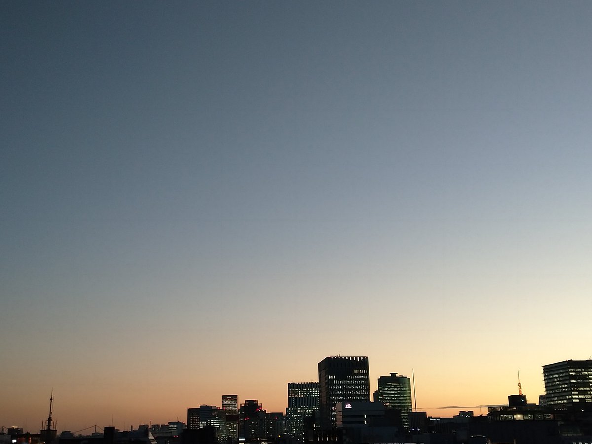 昔は圧倒的に背高ノッポだった東京タワー 右端 ですが 今は高層ビルに隠れがちで 夕焼けに染まる避雷針 左端 と区別も付きにくく 明朝も冷え込むようです 中央区 中央区民ニュース