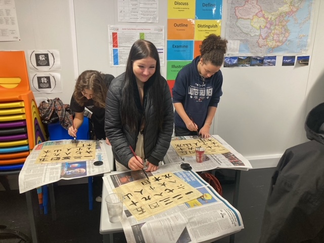 On Tuesday, October 25th, our Chinese students had the opportunity to participate in a Calligraphy workshop with calligraphy teacher Shuying Li. It was great fun!