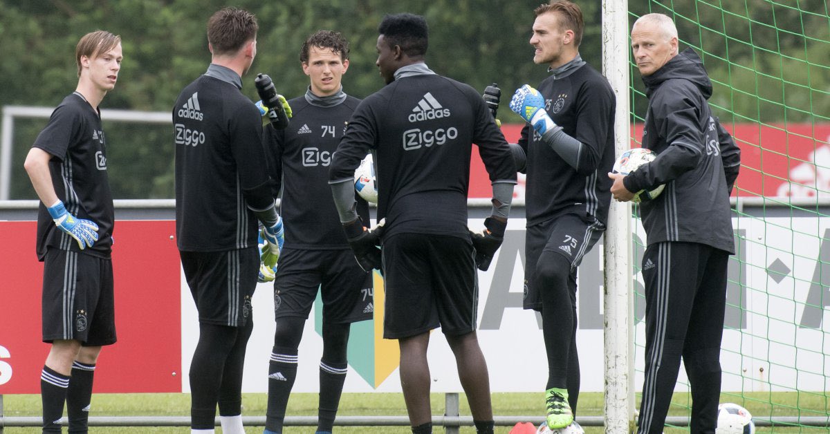 Showkeepers, daar zijn we weer! ✨ Deze keer komt René Stam voormalig keeper van onder andere AZ’67 en keeperstrainer van Jong Ajax kwam vertellen over zijn avonturen! 🏆

🗣 <a href="/arjanheerland/">Arjan Heerland</a> x <a href="/HarmZeinstra/">Harm Zeinstra</a> 

Spotify: spoti.fi/3D2kY9S
Apple: apple.co/3W1vBm5
