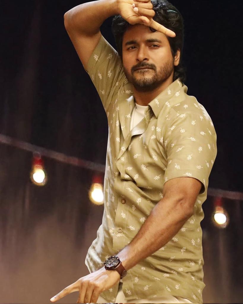 NellaiSKFC's tweet photo. #Prince 5️⃣days WW ₹ 40 Crs🤩 Negative Review But @Siva_Kartikeyan Annan Huge fans and family Audience biggest support.. #PrinceBlockbuster
#Sivakarthikeyan #PrinceSK #PrinceDiwali #PrinceReview https://t.co/wyxJX0ZBxY