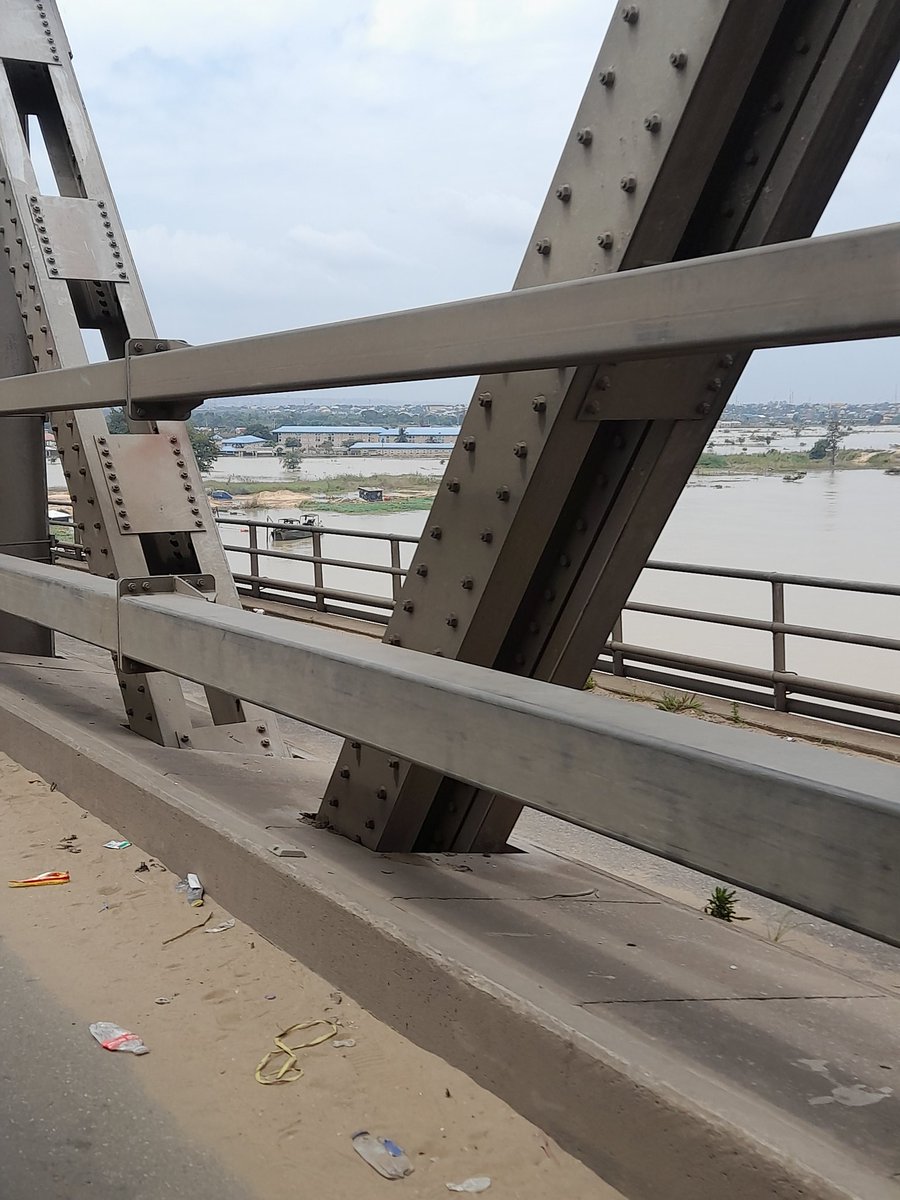 SamuelSomit's tweet image. the truss is a structure of connected elements, usually forming triangular units.The connected elements (typically straight) may be stressed from tension, compression, or sometimes both in response to dynamic loads.
#EngineeringInPlainSight 
@HillhouseGrady 
samsomit29@gmail.com