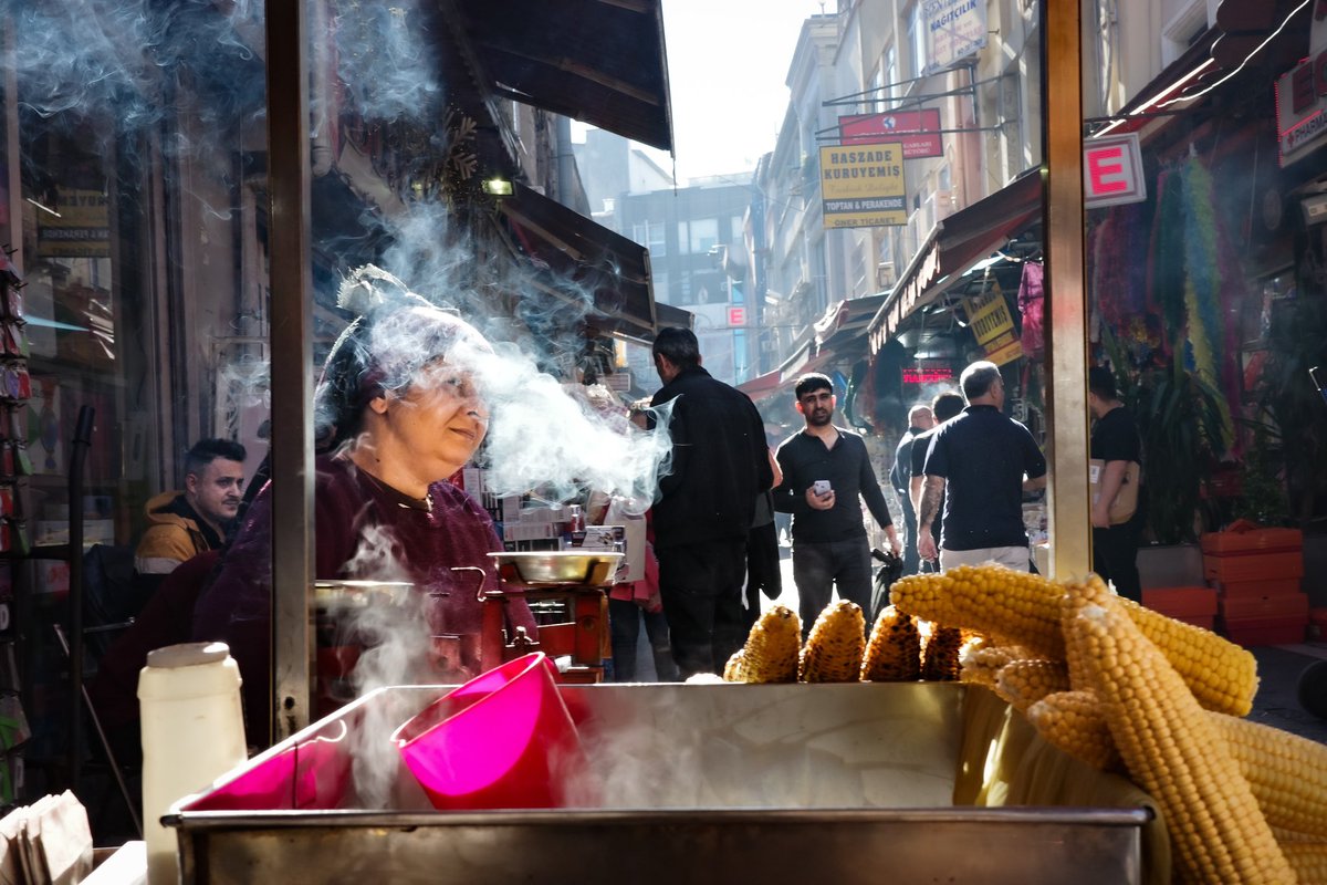 Bizim neyimiz eksik. Foto da çekeriz şiir de yazarız 😁

Mısırcı Teyze 

Mısır kokardı elleri bazen de sardığı sigaranın tütünü, ne acılar biriktirmişti kim bilir ak düşerken saçlarına, işte o an bir bulut geçerdi gözlerinden dumanı acı tüten. 

<a href="/mharmanlikli/">Murat Harmanlikli</a>