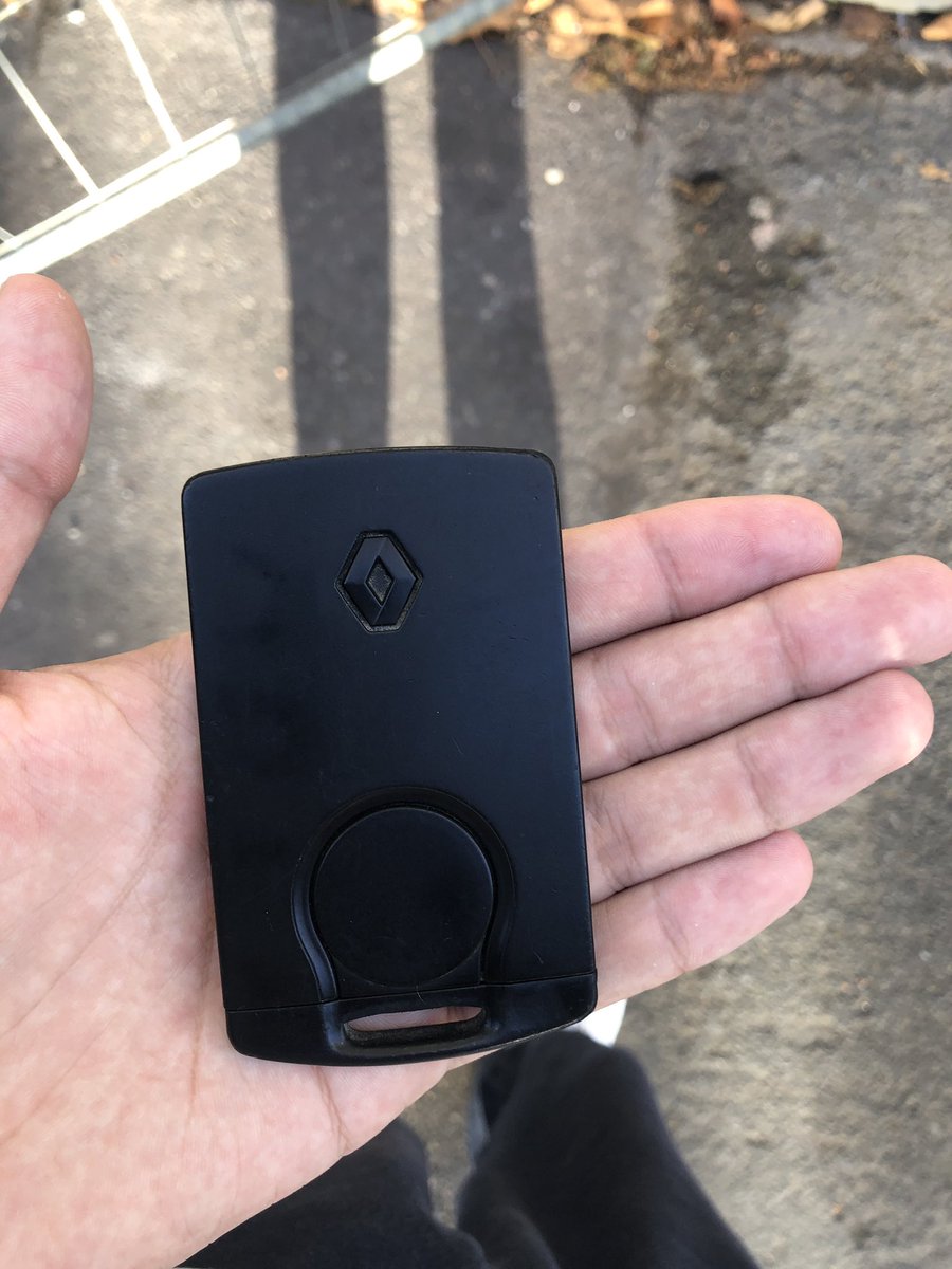 ReboulAntoine1's tweet photo. j’ai trouvé une clé de voiture au basic fit du centre ville si quelqu’un reconnaît sa clé venez dm ⚠️ https://t.co/GjF14ljCKY