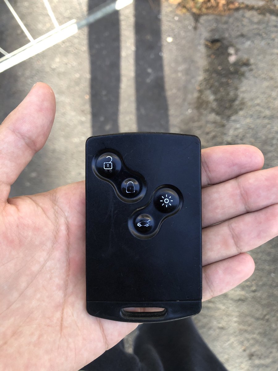 ReboulAntoine1's tweet photo. j’ai trouvé une clé de voiture au basic fit du centre ville si quelqu’un reconnaît sa clé venez dm ⚠️ https://t.co/GjF14ljCKY