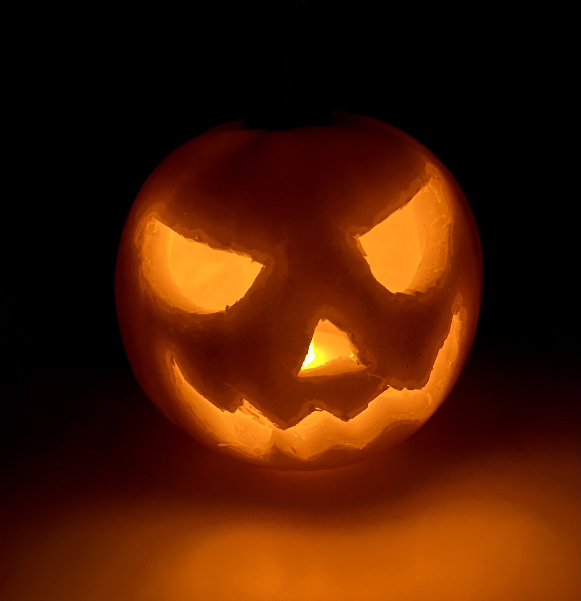 cocoroheal's tweet photo. 今年のジャック講座も本日より開催♪
第1号はこんな感じに仕上がりました🎃

下にキャンドル用の穴を開け
中の種と果肉をくり抜き
表面に下絵を描いて
ナイフで彫り抜く

この手順で、約1時間で完成！

小型のカボチャは灯りをロウソクにすると炎の真上もくり抜かないと焦げるので、LEDロウソク使用🕯 https://t.co/Gp5hj6eRhX