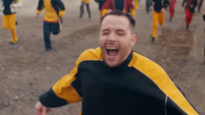 KICK BACKのMVで突然出てきたおっさん見てこれになった 