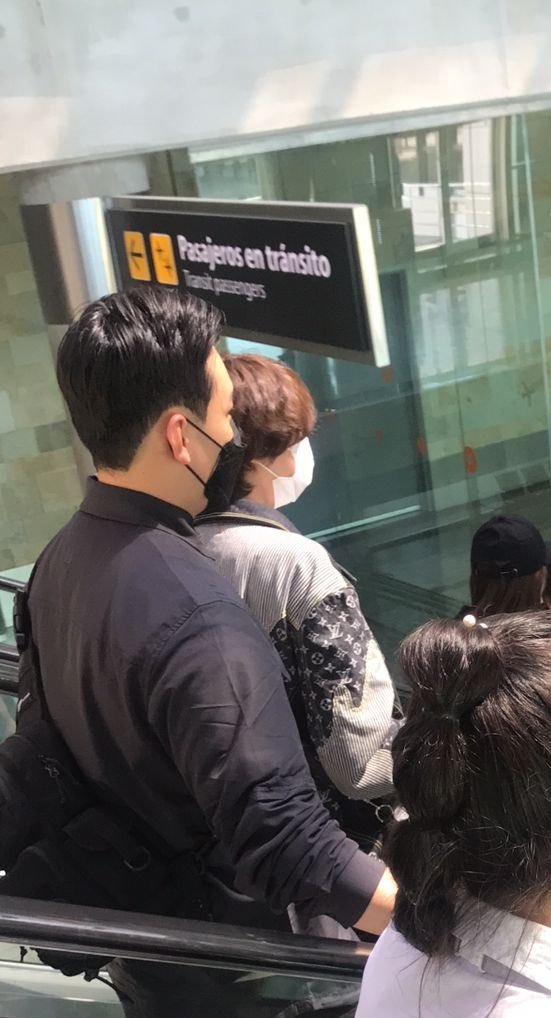 MinLittleshit's tweet photo. 25 de octubre de 2022. Llegó Kim Seokjin a la Argentina,dijo que nuestra carne era deliciosa y hasta pidió que le recomendaran buenos restaurantes,no puedo ir a verlo debutar como solista,pero de igual manera estoy emocionado,feliz y orgulloso de que el WWH esté en mi país https://t.co/o2PCrB5Wsy