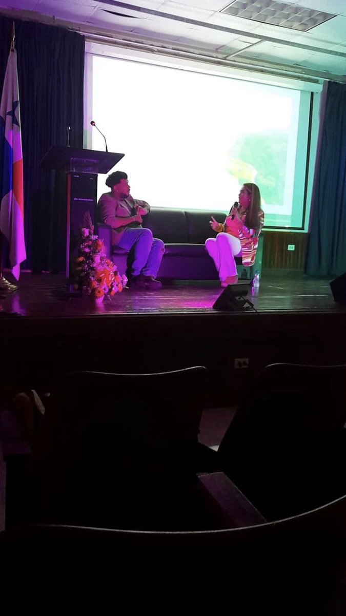 JuliosHart's tweet photo. Si le dijeran al Julio de hace un año, que iba a estar en un auditorio hablando, recibiendo ovaciones inesperadas, que le hicieran un Stand, y agradeciendo por su libro, TE LO JURO QUE NO SE LO CREERÍA 😭🌻💙#YLosCulpablesNuncaHablaran
#TeamHart https://t.co/Jy14dlqxFc