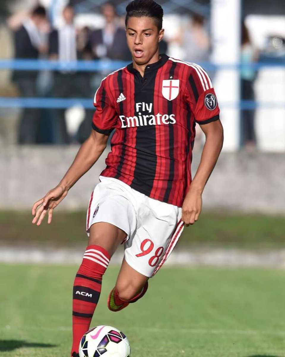 Orgulloso de esta gran familia Rossoneri

#CAMPEONES #EA29