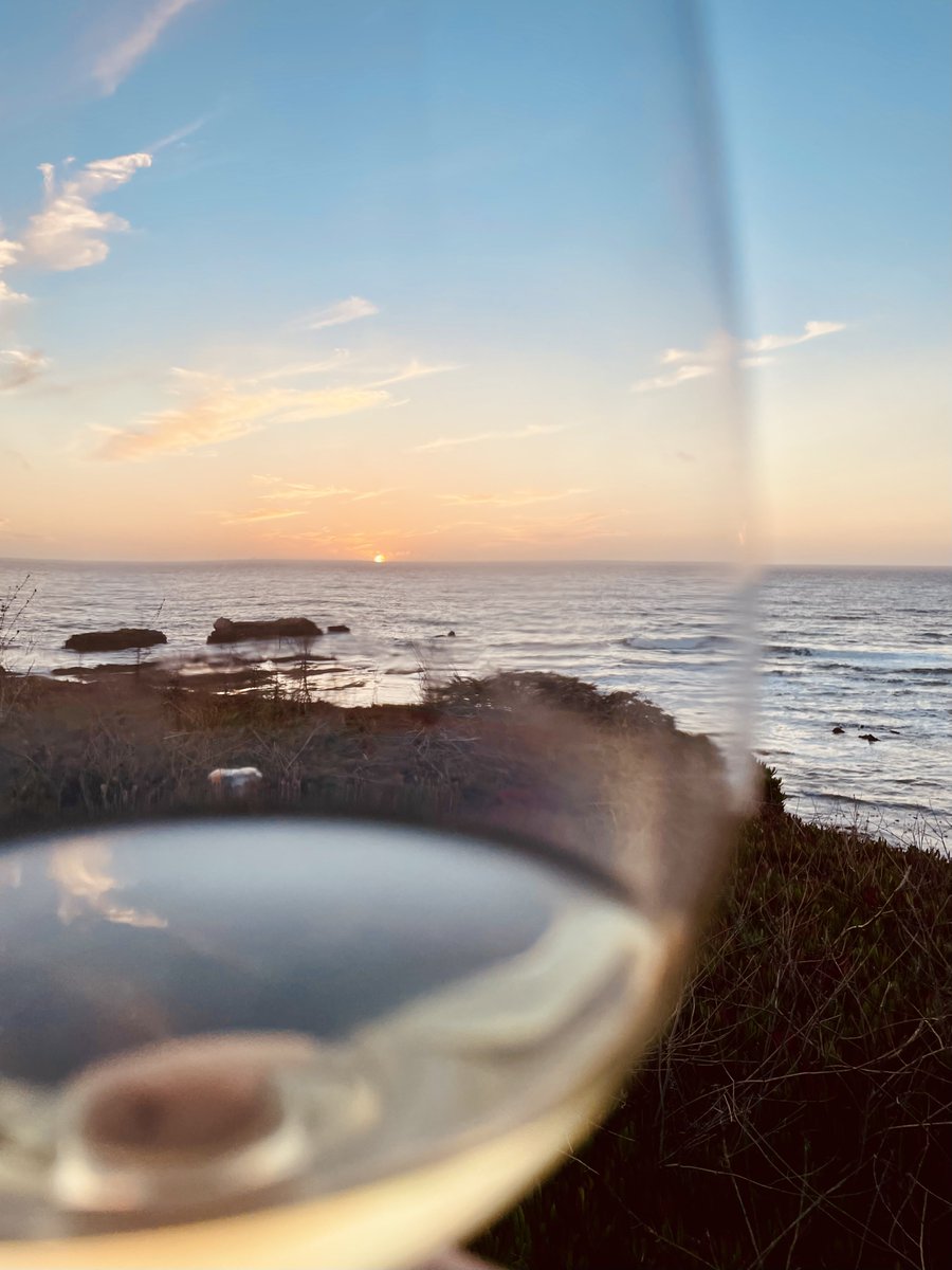 Sauvignonline's tweet photo. #Sunset and #Chardonnay 

#NowSipping #California #HalfMoonBay #LeftCoast #Travel #PacificOcean https://t.co/7NX5Kt70NW