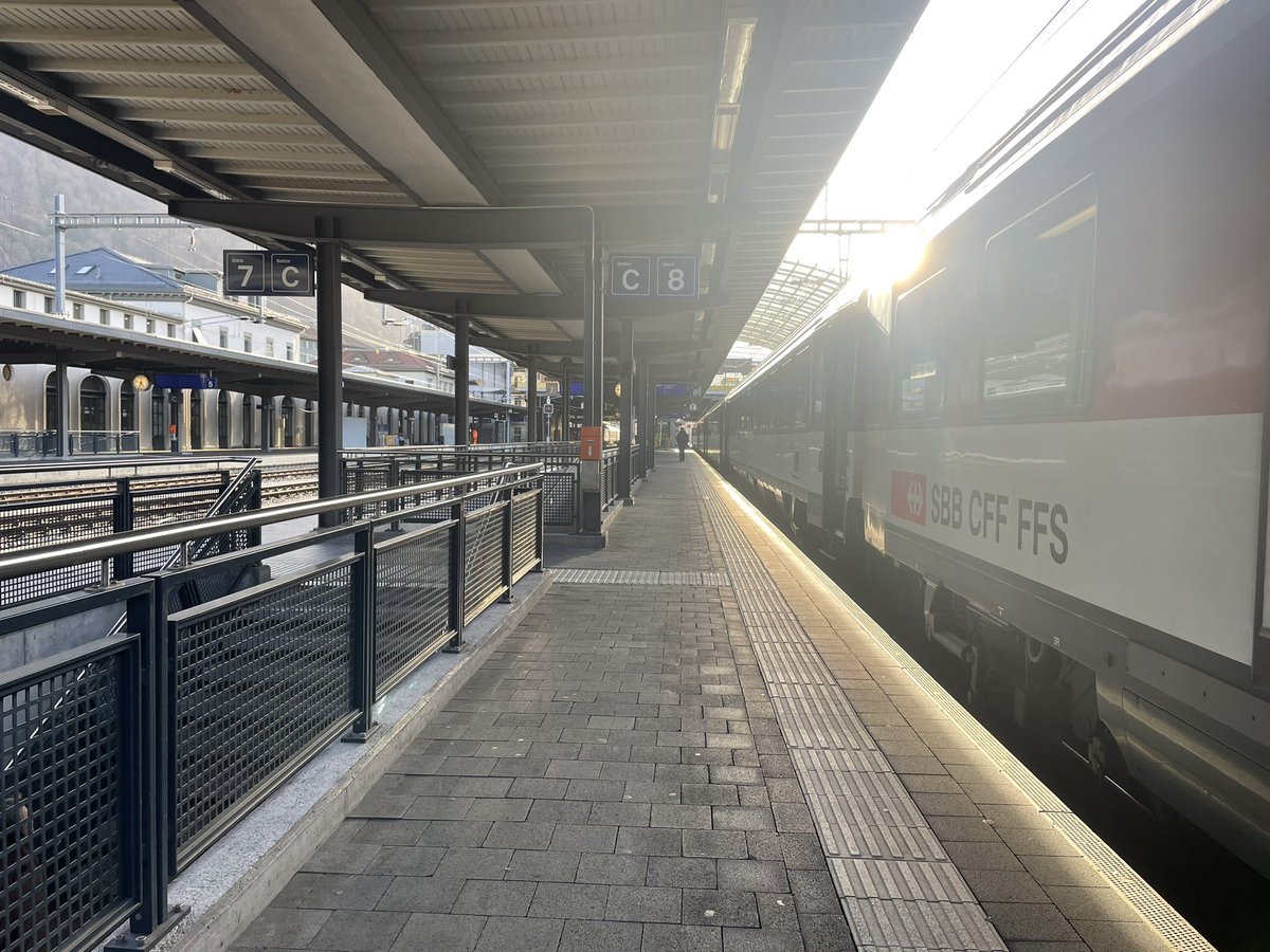 Gestern war meine Verabschiedung am Theater Chur. Gleissende Abendsonne begleitete die Abfahrt. Auf zu neuen Abenteuer.