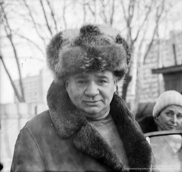«Война, голодуха, наша семья поголодала, но выдержала. Мы пошли работать на завод. Я стал учеником токаря, брат — учеником чертежника. С моим образованием было трудно сунуться в серьезное учреждение. Но больших серьезных институтов театральных не было. ГИТИС эвакуировался.