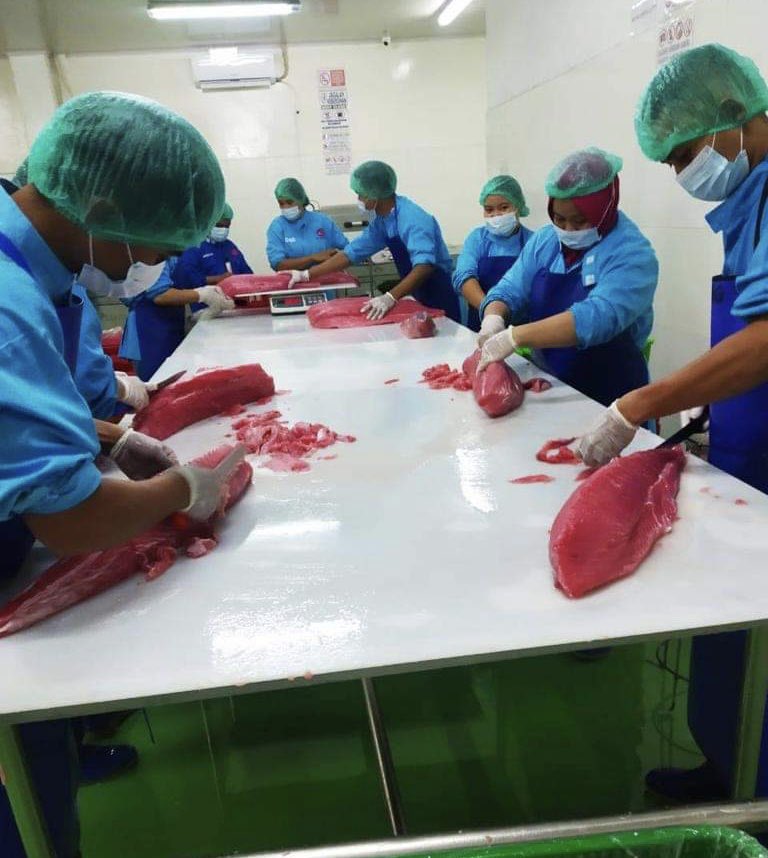 FinallyFish's tweet image. More fresh #yelllowfin #tuna being processed in one of  our partners facilities. Tuna of all grades and of cuts are available! Whole fish with or without head is also available.

 #FishExporter #Seafood #Fishing #YellowfinTuna #SeaFoodLover #tunaexporter #FishExport #Sushi