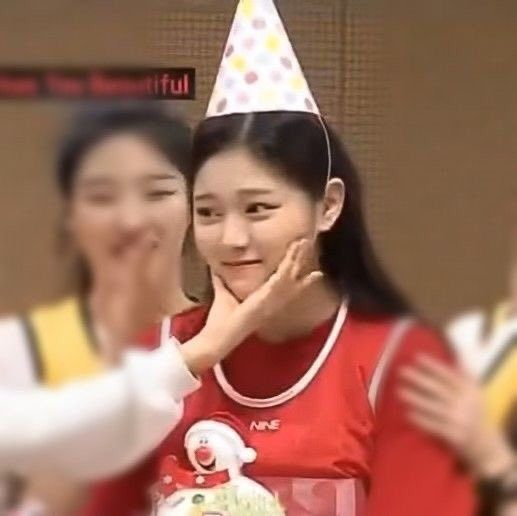 dailyaeong's tweet photo. [🎧] #LOONA #이달의소녀 #HYUNJIN #현진 https://t.co/ehOPUc0ISF