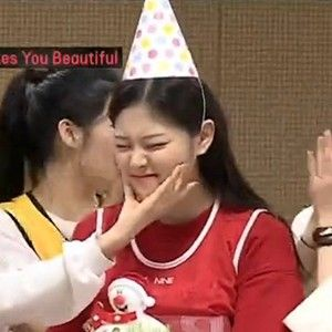dailyaeong's tweet photo. [🎧] #LOONA #이달의소녀 #HYUNJIN #현진 https://t.co/ehOPUc0ISF