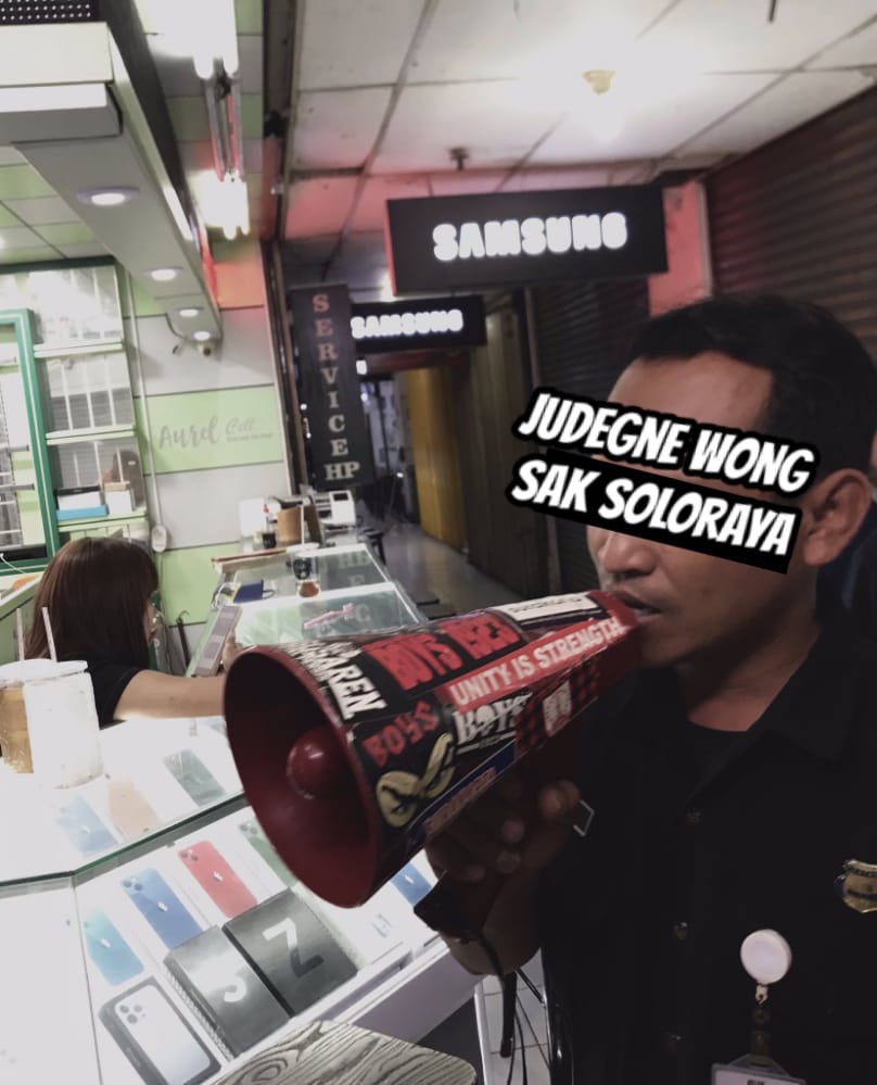 Ngadeg jejeg...Teges tanpo tedeng aling-aling✊ Manut komendan nIunggu aba aba pusat😂 BERSAMA BUDI DOREMI SIAP NGGOLENGNE SPG SINGOSAREN MATAHARI... EH PSSI DENG YOH OBYAHNE LEK🤣