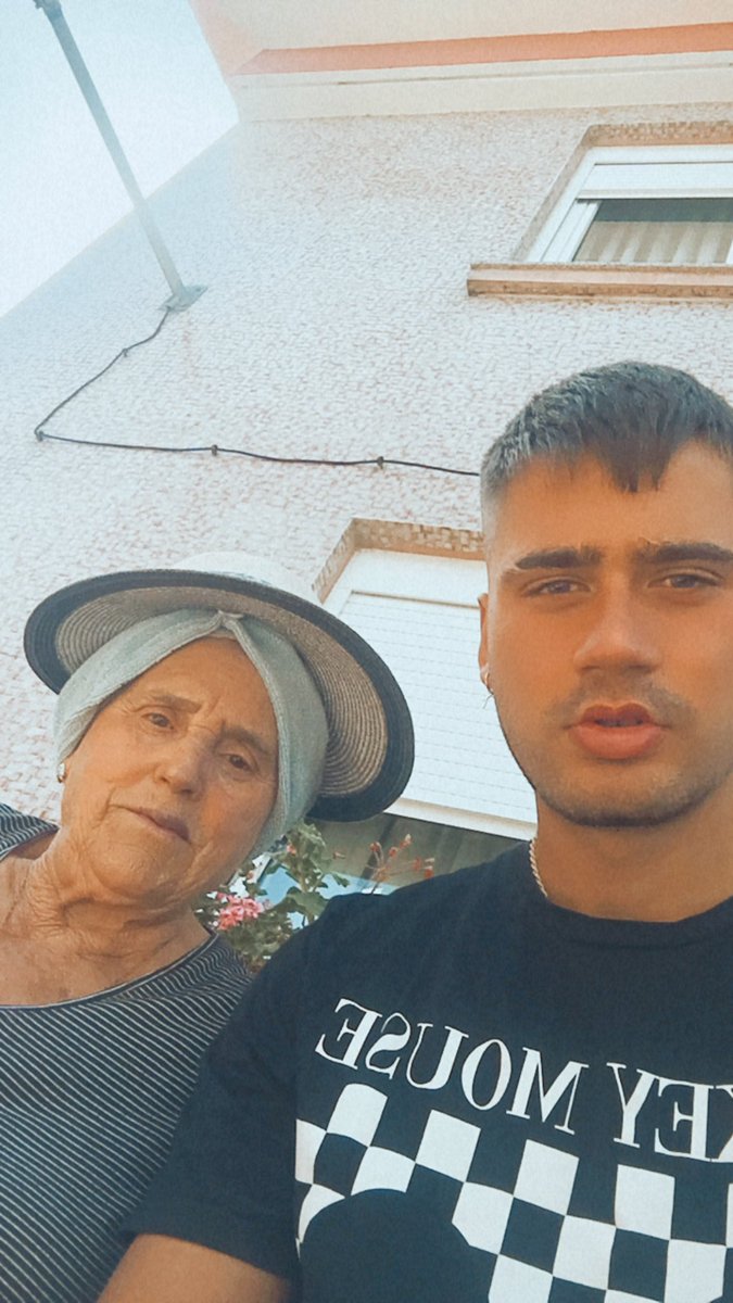 Un año mas es un año menos. Cumpliendo años con la guapa de la casa al lado. +1