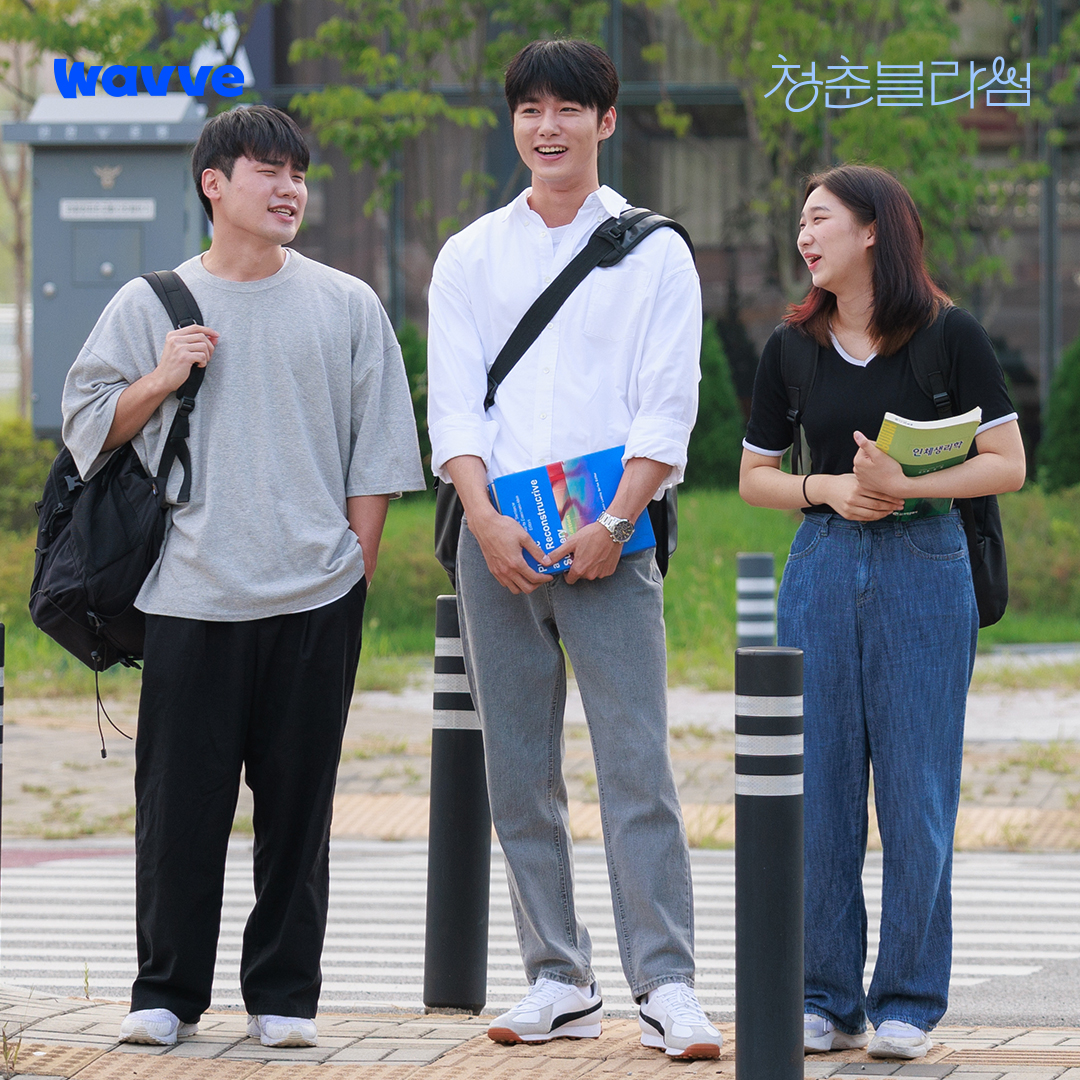 wavve_official's tweet photo. 미대생 소망 X 의대생 하민의 깜짝 만남?!👀
&amp; 살벌한 분위기의 재민X보미X선희!💥

웨이브 오리지널 하이틴 로맨스 드라마
#청춘블라썸 오늘 오후 5시 13-14회 공개!
JUST DIVE Wavve!

#청춘블라썸 #서지훈 #소주연 #김민규 #강혜원 #윤현수 #오유진 #웨이브 #웨이브오리지널 #Wavve #웨이브왜봐요 https://t.co/jS3de1QGPE