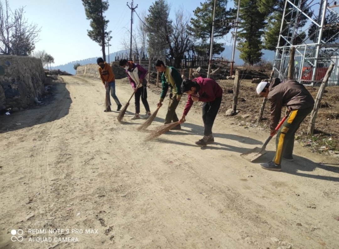 #SwachhtaAbhiyan organised at Kiatsan village by Wular Battalion of Kilo Force. Locals made aware of the importance of a clean and green #Kashmir. Youths and children from Kiatsan village participated in the Swachhta Abhiyan. #IndiaVsGarbage #SpecialCampaign2